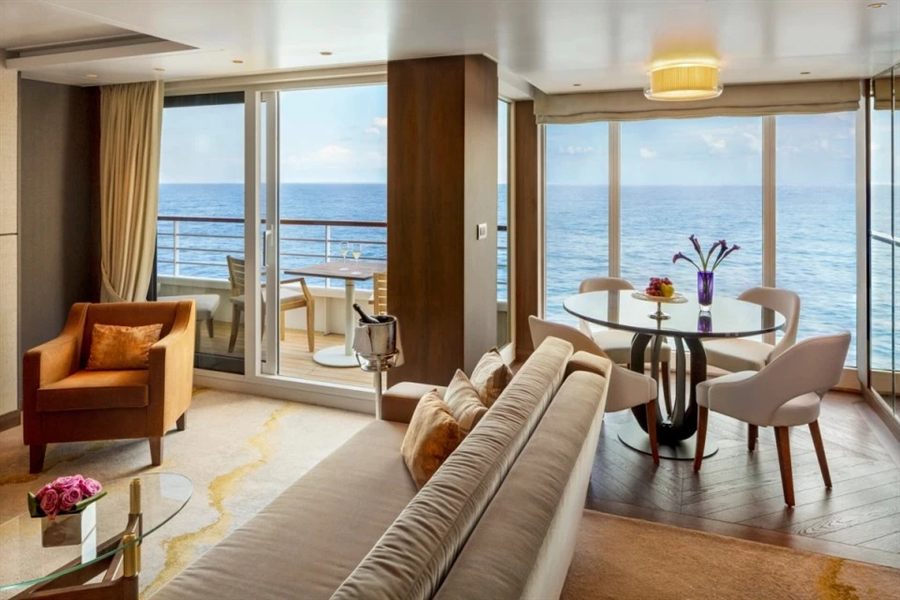 Cruise suite lounge